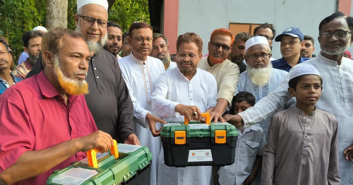 রায়গঞ্জের মৎস্য চাষিদের মাঝে উপকরণ বিতরণ