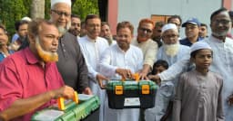রায়গঞ্জের মৎস্য চাষিদের মাঝে উপকরণ বিতরণ
