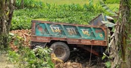 রাজাপুরে নিয়ন্ত্রণ হারিয়ে ইটবোঝাই ট্রলি খাদে, হেল্পার নিহত