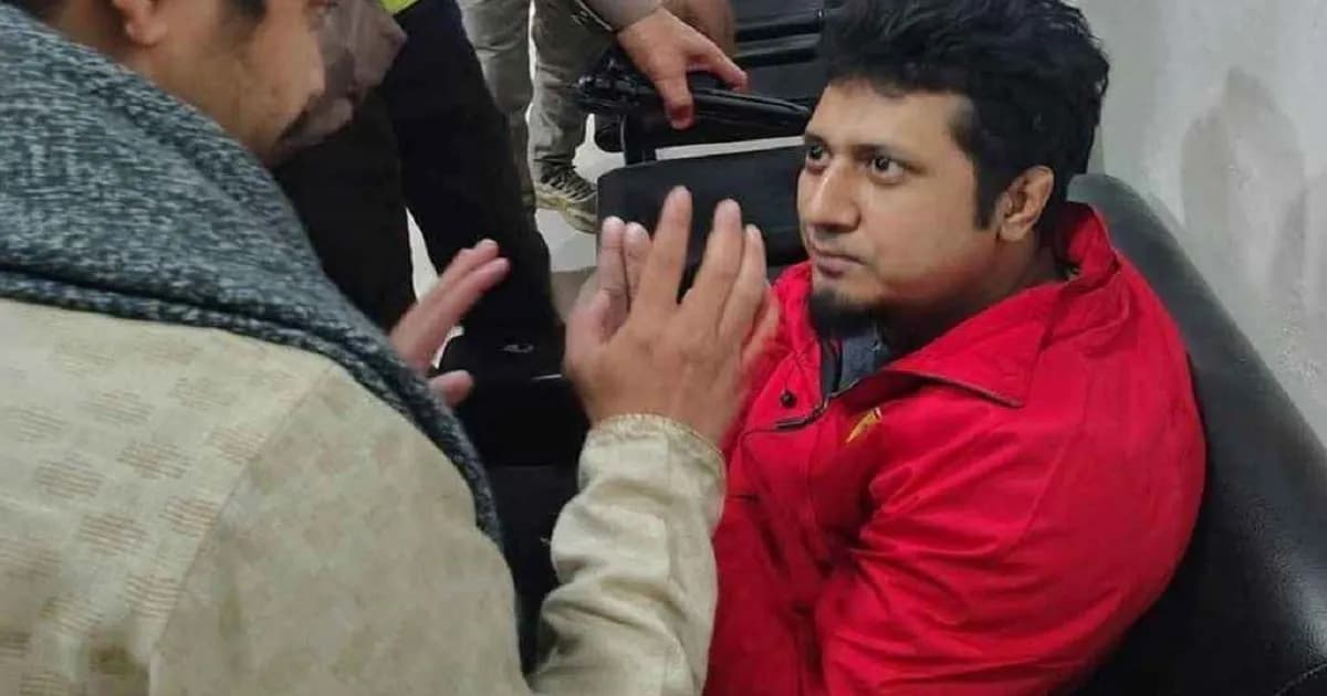 শাহবাগে ইনকিলাব মঞ্চের আন্দোলনে অস্ত্রসহ যুবক আটক