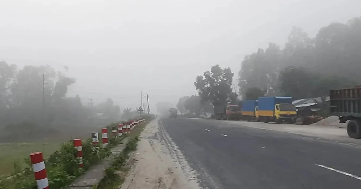 হঠাৎ কুয়াশায় ঢাকা তেঁতুলিয়া, শীতের আগমনী বার্তা