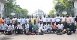 এজলাসে প্রবেশাধিকার চেয়ে মুখে কালো কাপড় বেঁধে সাংবাদিকদের প্রতিবাদ