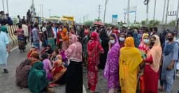 শ্রমিকদের সড়ক অবরোধে ঢাকা-আরিচা মহাসড়কে দীর্ঘ যানজট