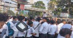 অধ্যক্ষের অনুরোধে সায়েন্সল্যাব ছাড়লেন শিক্ষার্থীরা
