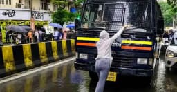 পুলিশ ভ্যান রুখে দাঁড়ালেন তরুণী, হয়ে উঠলেন আন্দোলনের প্রতীক