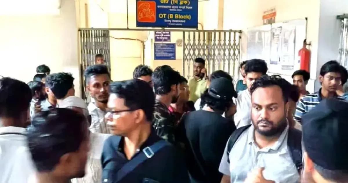 স্যালাইনের স্ট্যান্ড দিয়ে সাংবাদিকদের মাথা ফাটালেন ইন্টার্ন চিকিৎসকরা