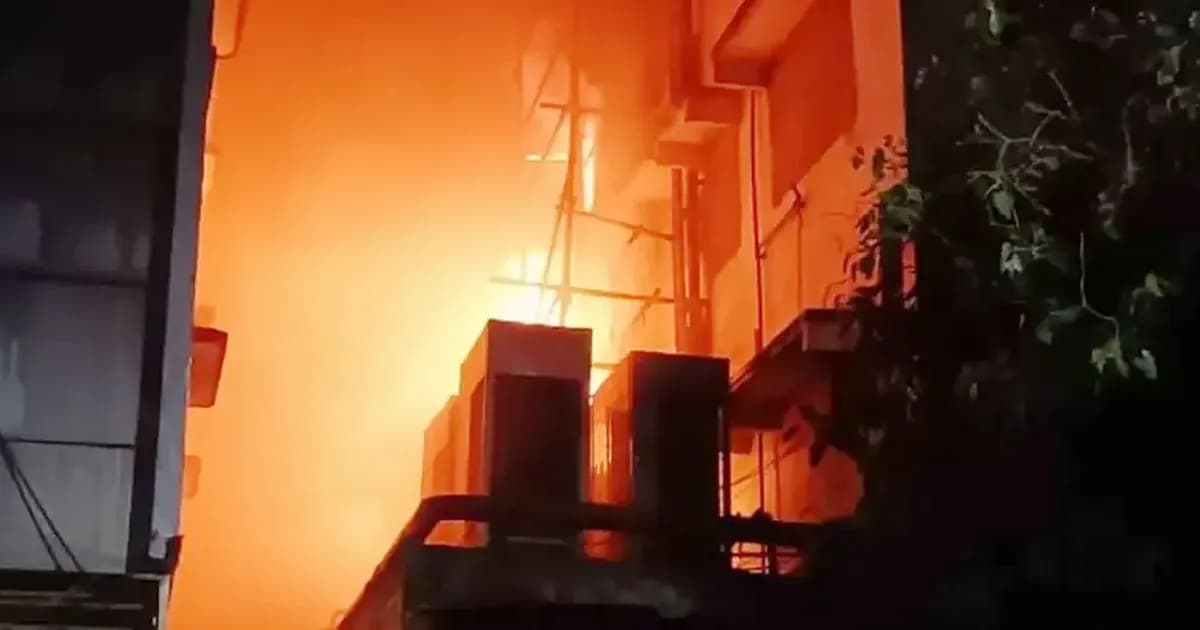 কলকাতার হোটেলে ভয়াবহ আগুন, প্রাণ গেল ৯ বাংলাদেশির