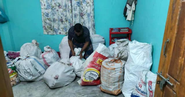 সাবেক ভূমিমন্ত্রীর বিদেশি সম্পদে দুদকের ২৩ বস্তা আলামত জব্দ