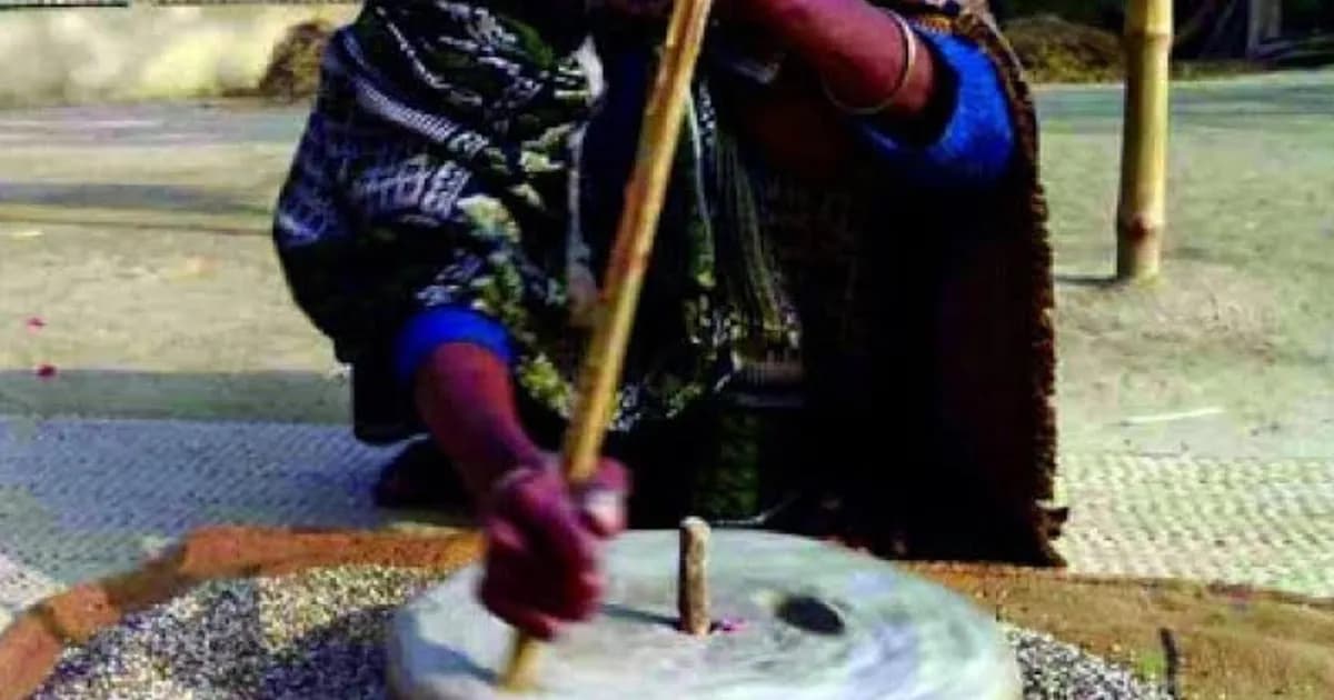 ফুলবাড়ীতে বিলুপ্তির পথে পাথরের জাঁতা, হারিয়ে যাচ্ছে গ্রামীণ ঐতিহ্য