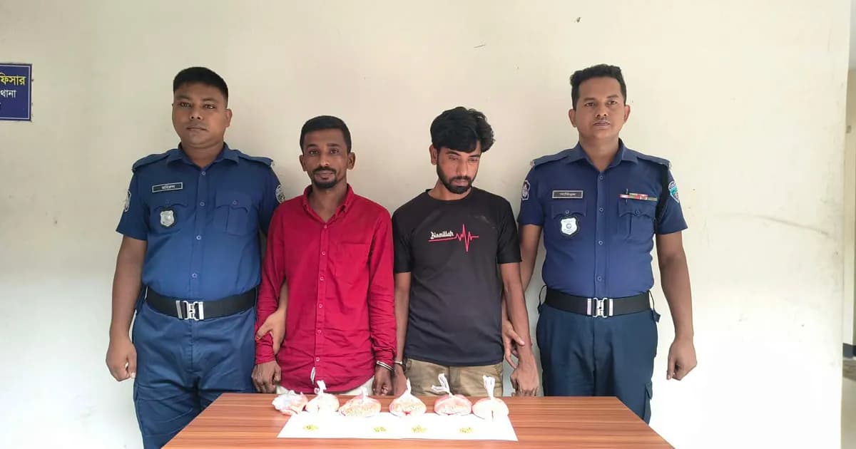 লোহাগাড়ায় পিকআপের বাম্পারে লুকানো ইয়াবা উদ্ধার, আটক ২