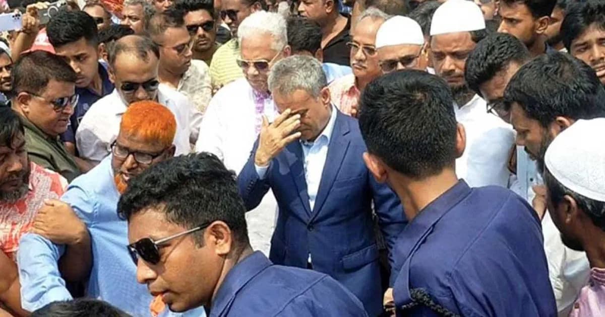 প্রধানমন্ত্রীর ছবি না থাকায় হট্টগোল, তোপের মুখে ফিরে গেলেন সেতুমন্ত্রী