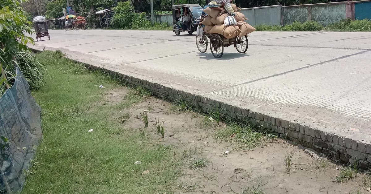 মহাসড়কের পাশ অসম রেখেই যান চলাচল, বাড়ছে দুর্ঘটনার আশঙ্কা