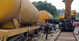 ৯ ঘণ্টা পর স্বাভাবিক হলো খুলনার সঙ্গে উত্তরবঙ্গের রেল যোগাযোগ