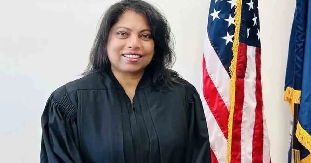 যুক্তরাষ্ট্রে কুরআন ছুঁয়ে শপথ নিয়ে বিচারপতি হলেন বাংলাদেশি বংশোদ্ভূত নারী