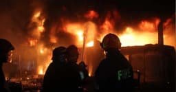 রাজধানীর চকবাজারে আগুন নিয়ন্ত্রে ৭ ইউনিট