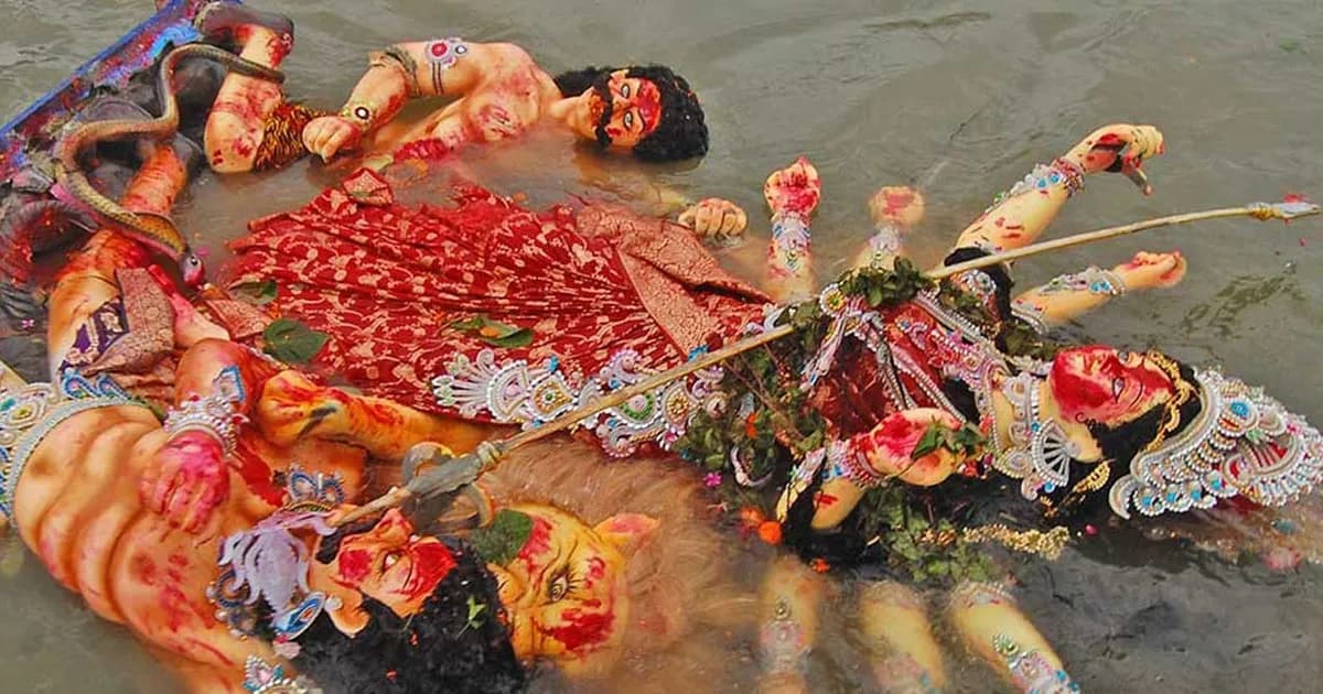 প্রতিমা বিসর্জনের মধ্য দিয়ে শেষ হলো শারদীয় দুর্গাপূজা