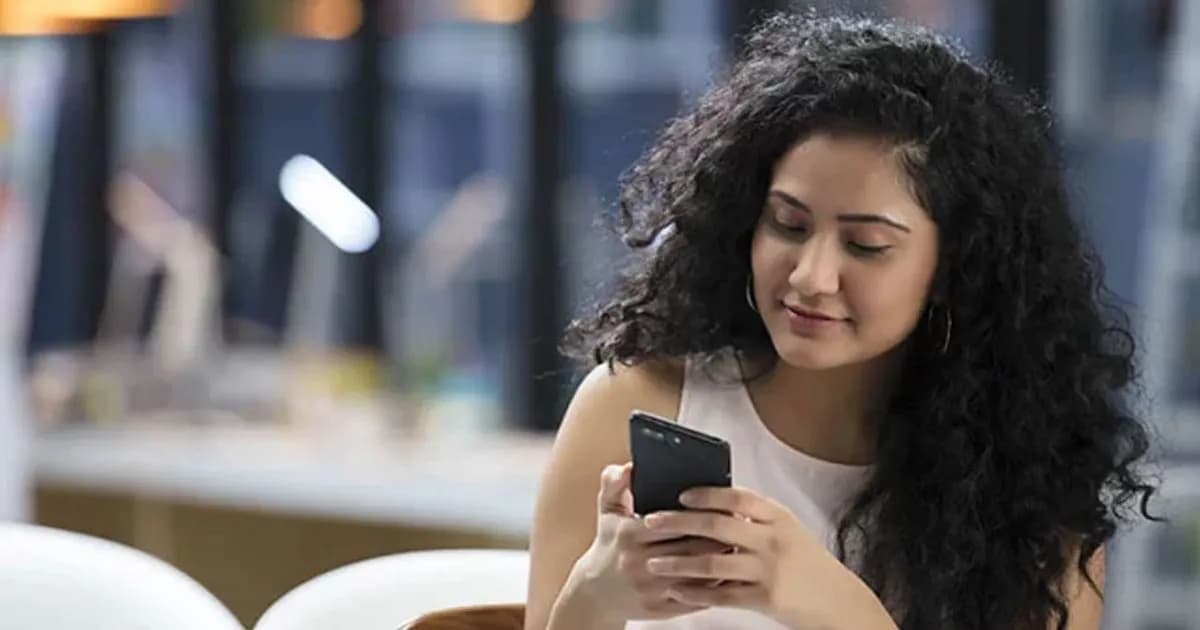 গরমে কোঁকড়া চুল ঝরঝরে রাখতে যা করবেন?