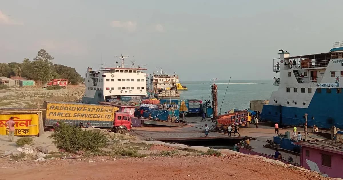 পাটুরিয়ায় যানবাহনের চাপ, ফেরিতে বিড়ম্বনায় বাড়ছে ভোগান্তি