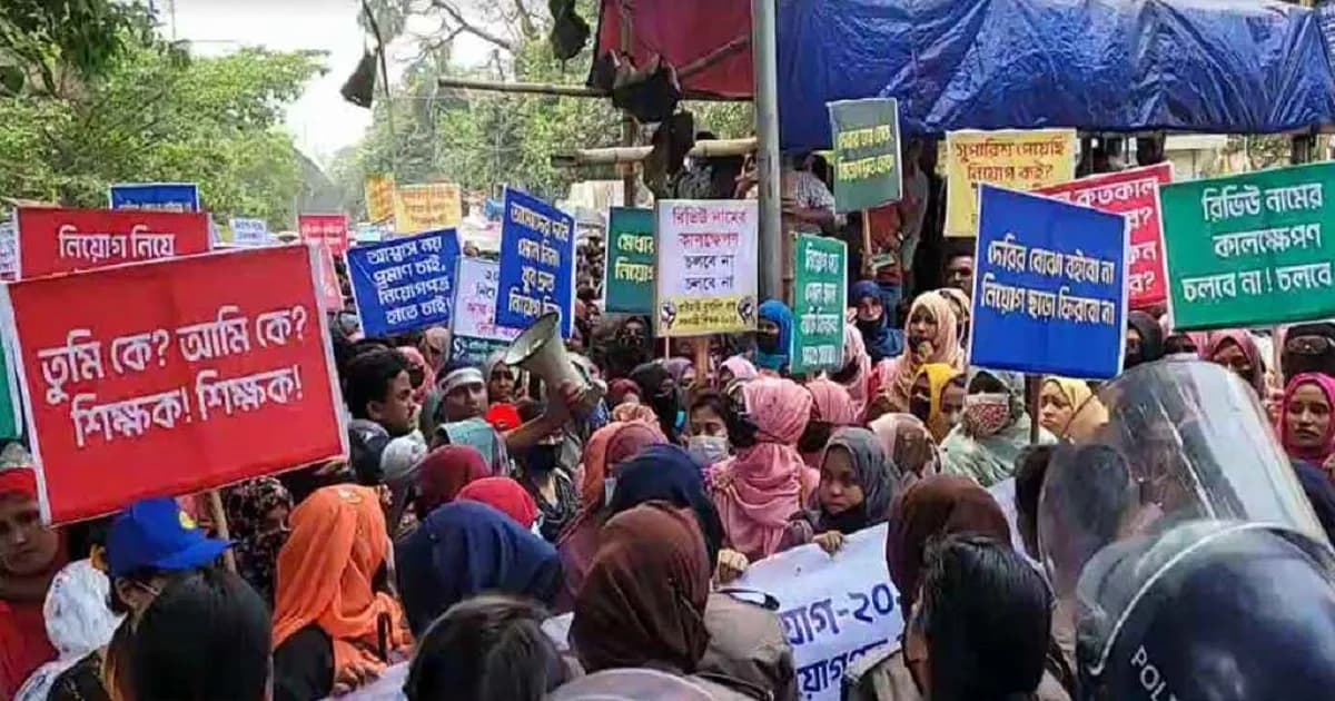 নিয়োগপত্রের দাবিতে শাহবাগে সহকারী শিক্ষক প্রার্থীদের বিক্ষোভ