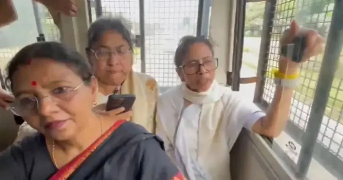 ‘লড়াই চলবে’, প্রিজন ভ্যান থেকে আটকের পর বার্তা মমতার