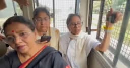 ‘লড়াই চলবে’, প্রিজন ভ্যান থেকে আটকের পর বার্তা মমতার