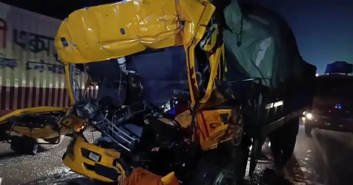 ঢাকা-চট্টগ্রাম মহাসড়কে ট্রাক ও কাভার্ডভ্যান সংঘর্ষ, চালক নিহত