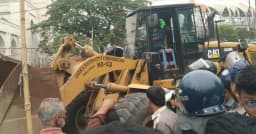 গুঁড়িয়ে দেওয়া হচ্ছে বায়তুল মোকাররমের ফুটপাতের অবৈধ দোকান