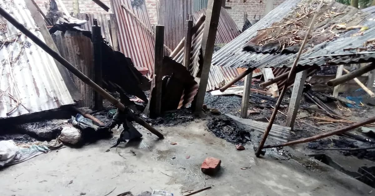 প্রবাসীর স্ত্রীর সঙ্গে পরকীয়া, শিবির নেতার বাড়িতে আগুন