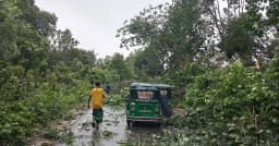 কালবৈশাখি ঝড়ের তাণ্ডবে ঢাকা-চট্টগ্রাম সড়ক যোগাযোগ বন্ধ