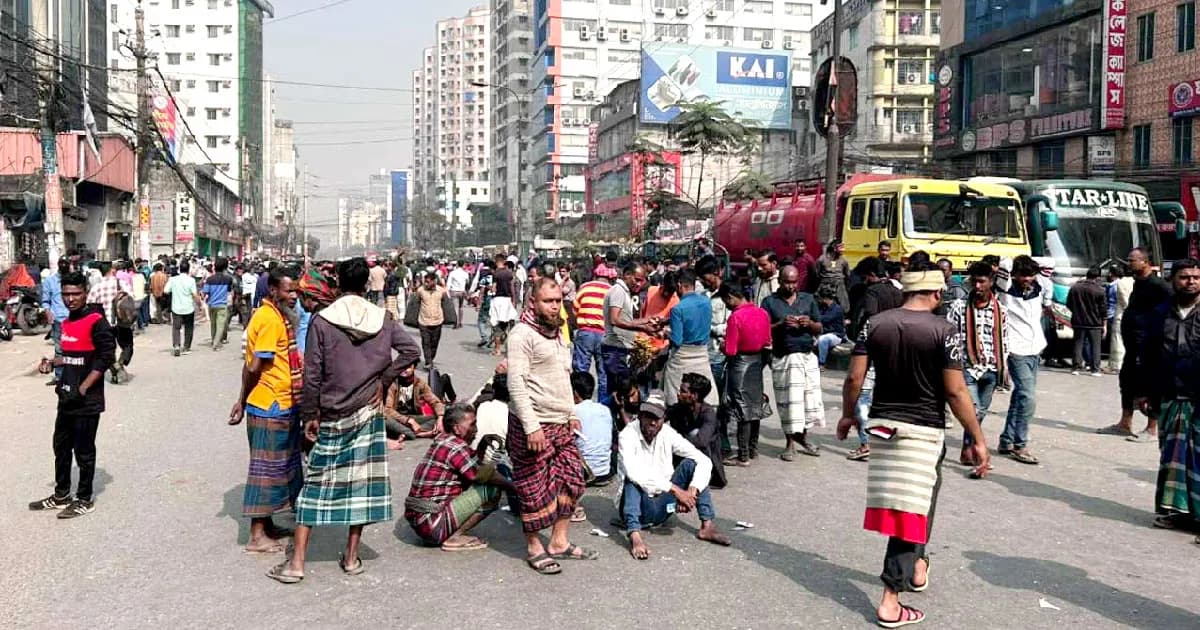 বাড্ডায় যান চলাচল বন্ধ, চরম ভোগান্তিতে নগরবাসী