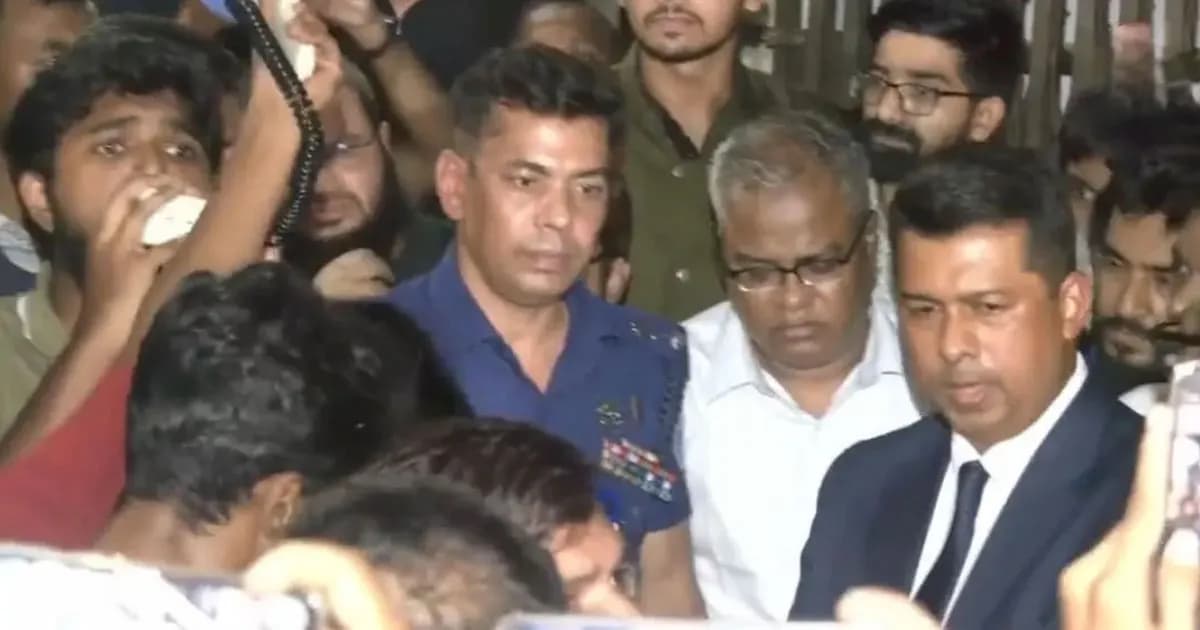 চুয়েটে আর না ফেরার শর্তে পুলিশি পাহারায় ক্যাম্পাস ছাড়লেন ভিসি