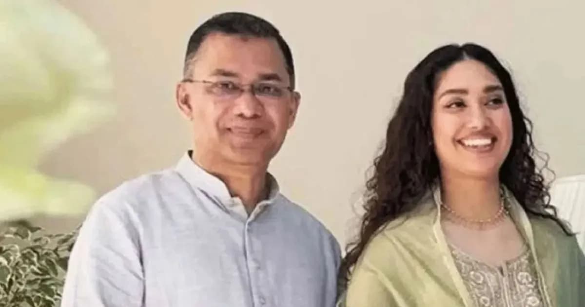 মেয়েকে নিয়ে ‘বনলতা এক্সপ্রেস’ দেখতে সিনেমা হলে প্রধানমন্ত্রী