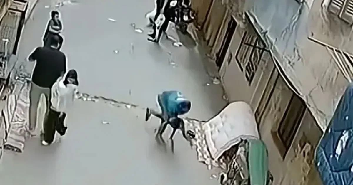 বারান্দা থেকে পড়ে যাওয়া শিশুকে নায়কের মতো বাঁচালেন যুবক