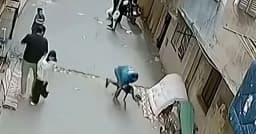 বারান্দা থেকে পড়ে যাওয়া শিশুকে নায়কের মতো বাঁচালেন যুবক