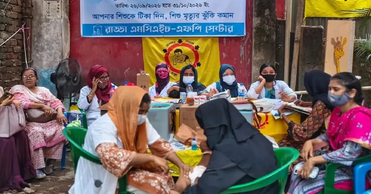 ধ্বংসস্তূপের পাশেই চলছে শিশুদের টিকাদান কর্মসূচি