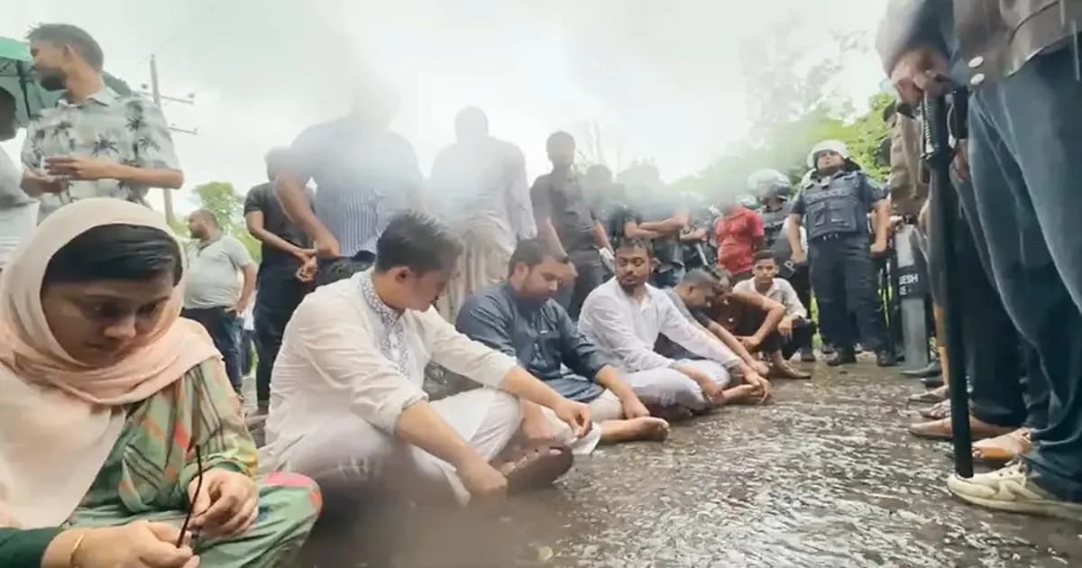 বৃষ্টির মধ্যেও সড়কে অবস্থান নিলেন এনসিপি নেতারা