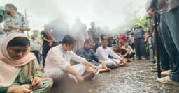 বৃষ্টির মধ্যেও সড়কে অবস্থান নিলেন এনসিপি নেতারা
