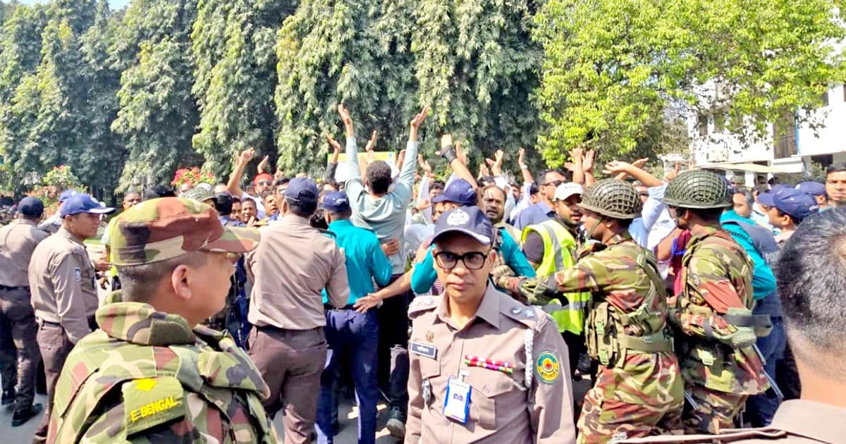 কর্মবিরতিতে অচল বন্দর, উপদেষ্টার সঙ্গে বৈঠকে শ্রমিক নেতারা