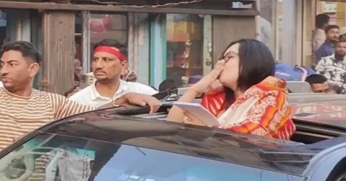 গণমিছিলে কার উদ্দেশে ‘ফ্লাইং কিস’ দিলেন রুমিন ফারহানা