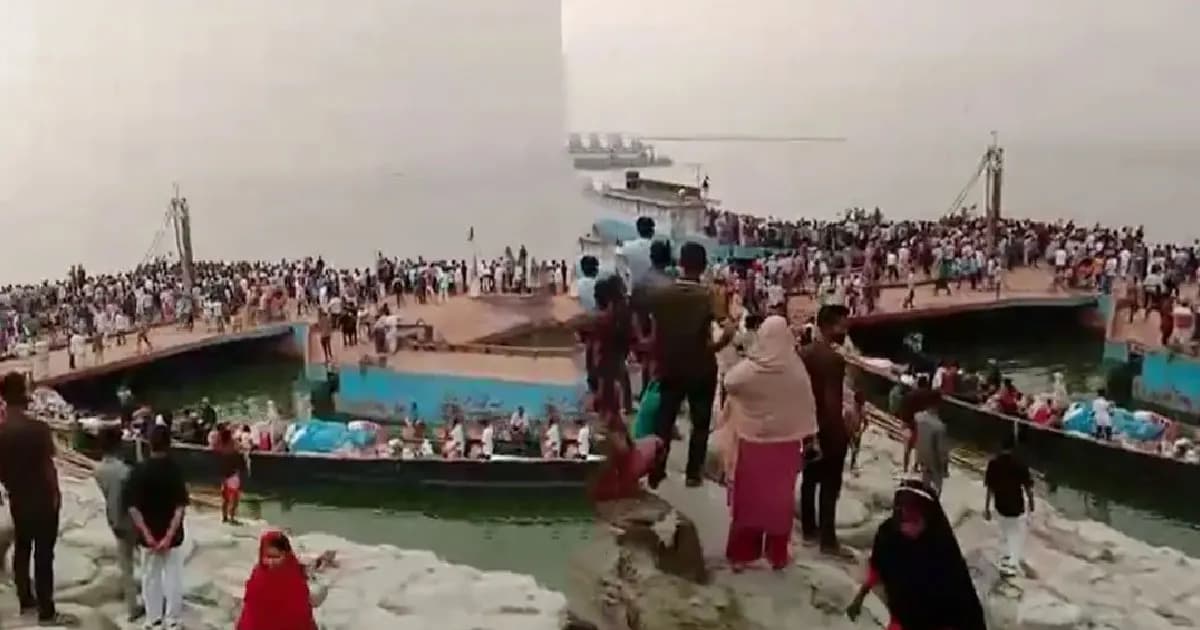 ফেরিতে উঠার সময় নদীতে পড়ল যাত্রীবাহী বাস, হতাহতের শঙ্কা