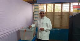 নিজ কেন্দ্রে ভোট দিলেন বিএনপি প্রার্থী লুৎফুজ্জামান বাবর