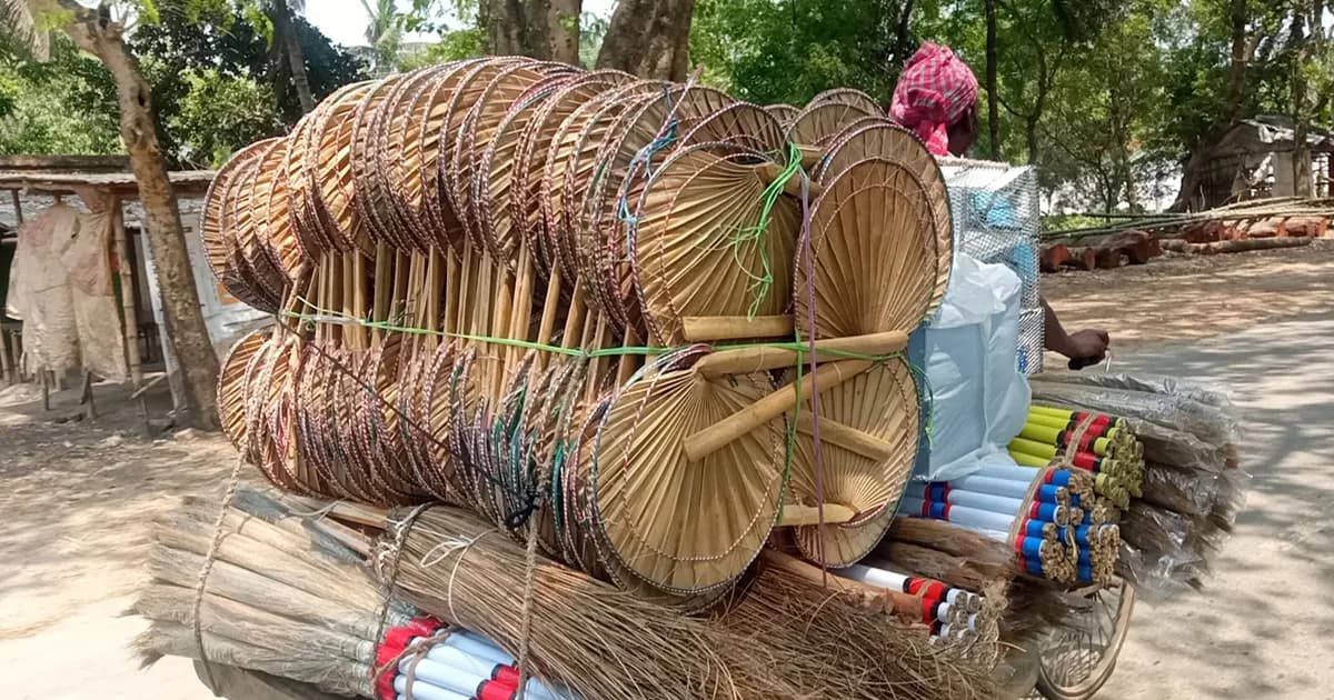 লোডশেডিংয়ে দর্শনায় বাড়ছে হাতপাখার কদর, বিপাকে জনজীবন