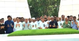 জিয়াউর রহমানের সমাধিতে শ্রদ্ধা জানালেন প্রধানমন্ত্রী