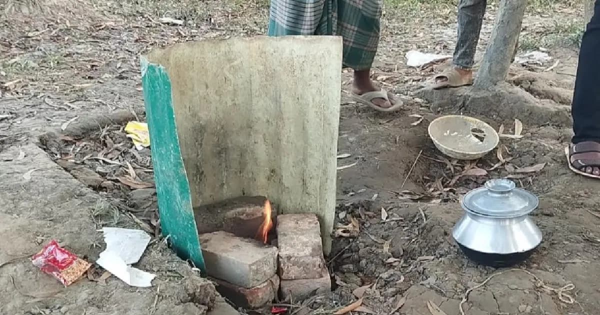 বোরিং করতেই উঠছে প্রাকৃতিক গ্যাস, চলছে রান্না
