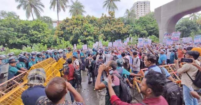 প্রাথমিক শিক্ষকদের পদযাত্রায় সাউন্ড গ্রেনেড নিক্ষেপ করেছে পুলিশ