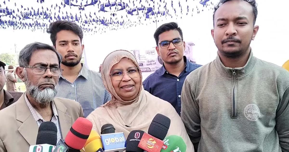 নেত্রকোণায় স্বামীর প্রচারণায় চিকিৎসক স্ত্রী