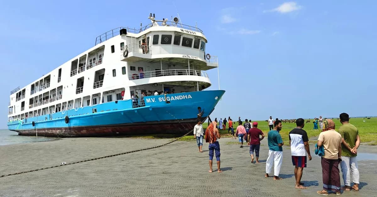 ঝড়ের কবলে আটকা ‘সুগন্ধা’ লঞ্চ, যাত্রীদের চরম দুর্ভোগ