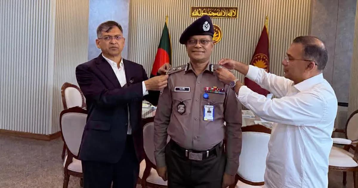 নতুন আইজিপিকে র‍্যাংক ব্যাজ পরিয়ে দিলেন প্রধানমন্ত্রী