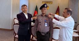 নতুন আইজিপিকে র‍্যাংক ব্যাজ পরিয়ে দিলেন প্রধানমন্ত্রী
