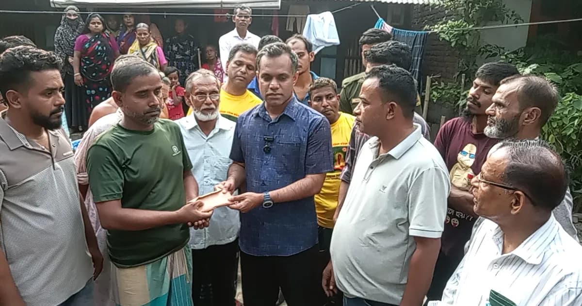 ট্রলার ডুবিতে স্ত্রী-কন্যা হারানো শংকর বেপারীর পাশে গৃহায়ণ ও গণপূর্ত প্রতিমন্ত্রী